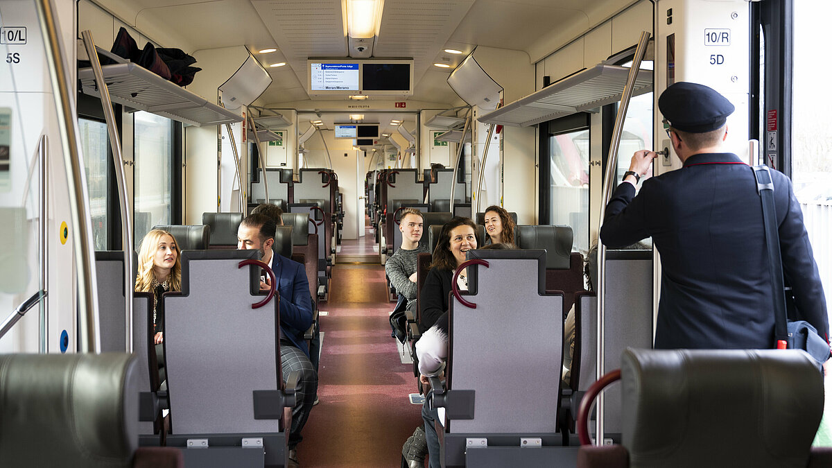 Persone sedute in treno