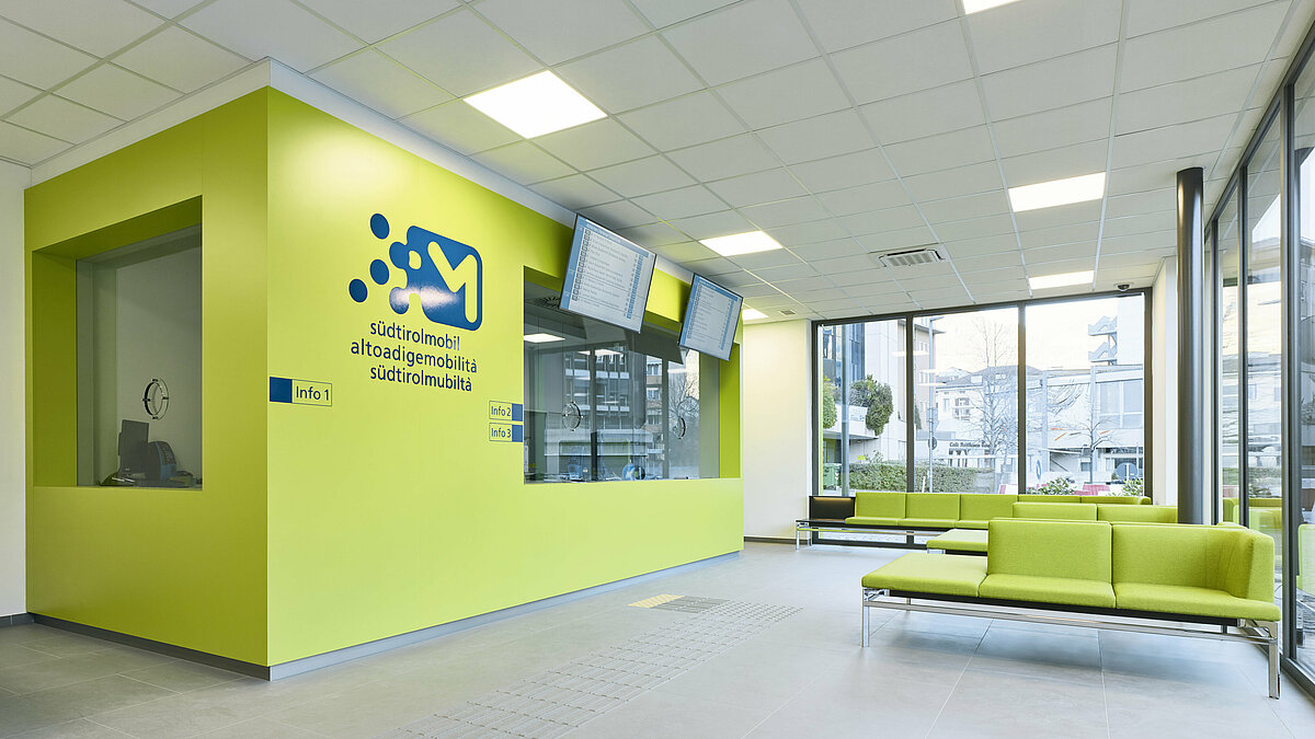 Sala d'attesa e sportelli all'interno dell'Infopoint all'autostazione di Bolzano.