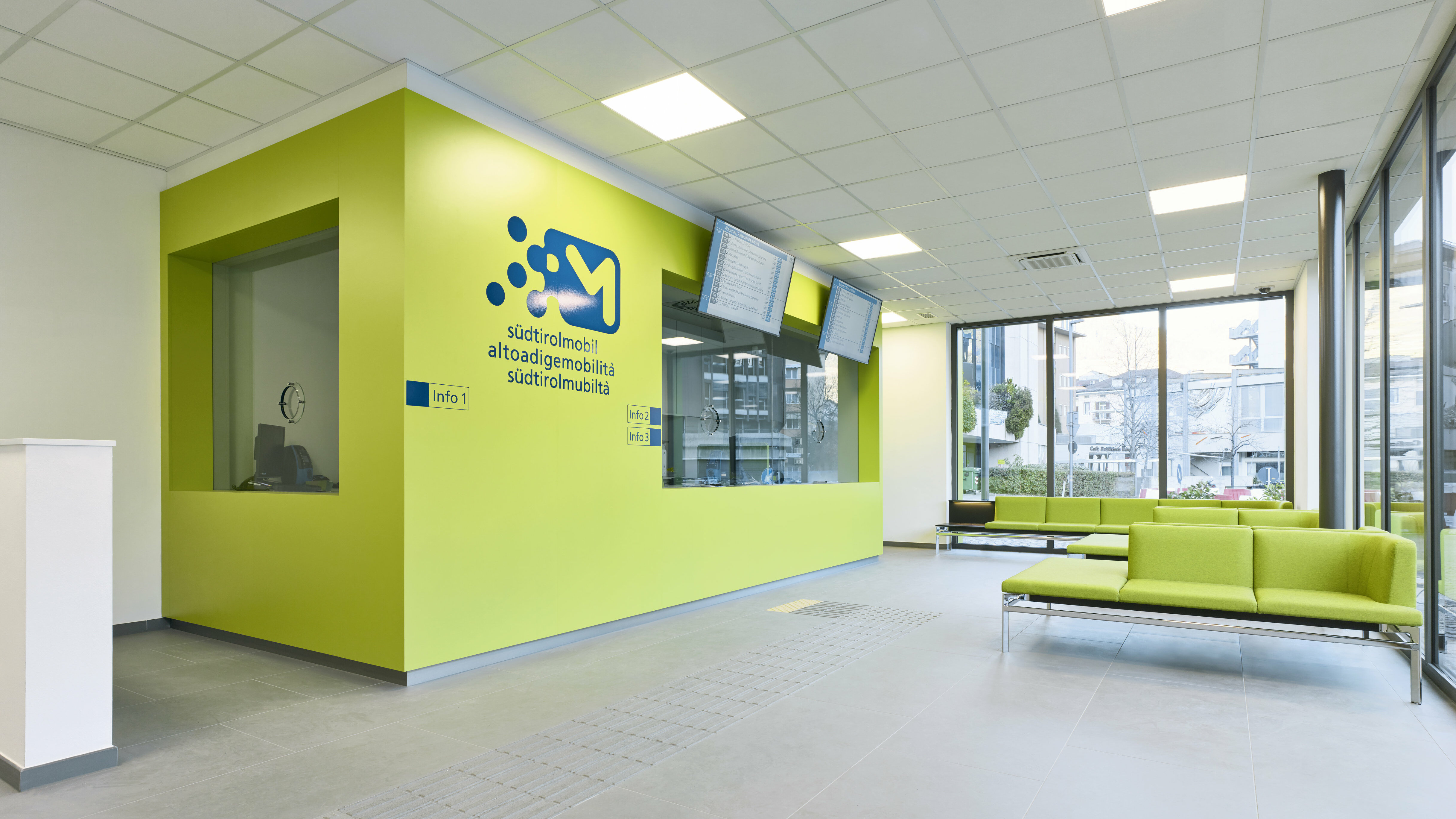 Sala d'attesa e sportelli all'interno dell'Infopoint all'autostazione di Bolzano.