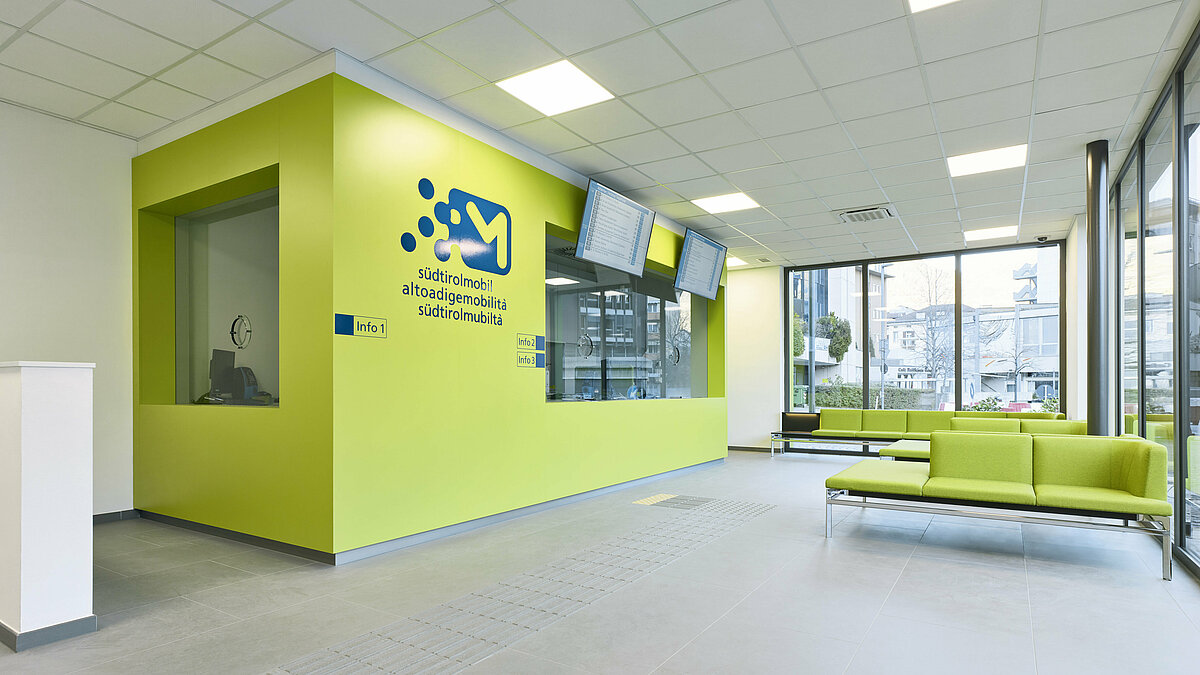 Sala d'attesa e sportelli all'interno dell'Infopoint all'autostazione di Bolzano.