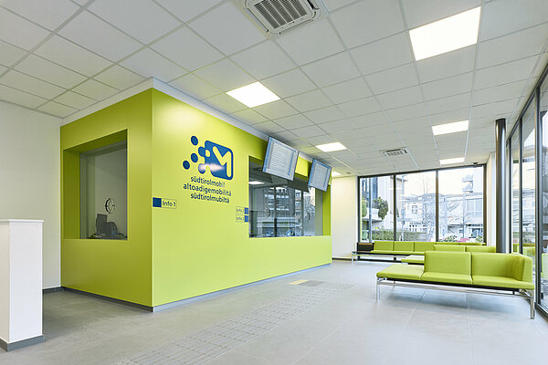 Sala d'attesa e sportelli all'interno dell'Infopoint all'autostazione di Bolzano.