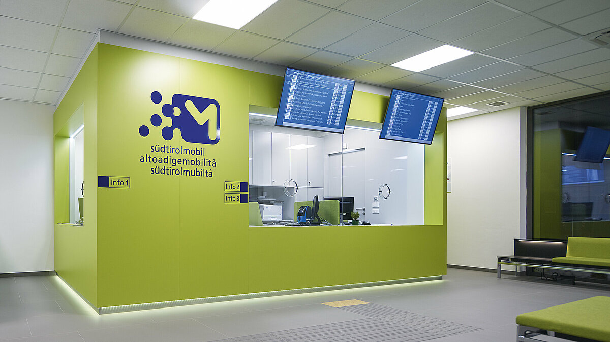 Sportelli all'interno dell'Infopoint all'autostazione di Bolzano.