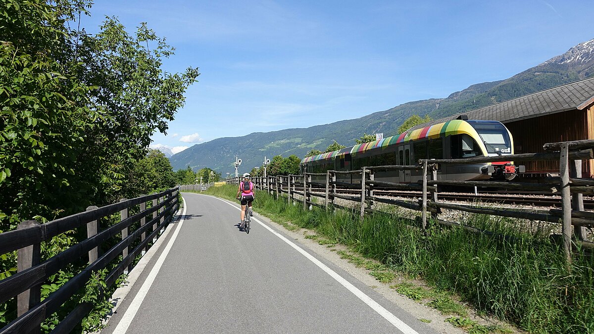 Ciclista sulla pista ciclabile lungo la ferrovia.