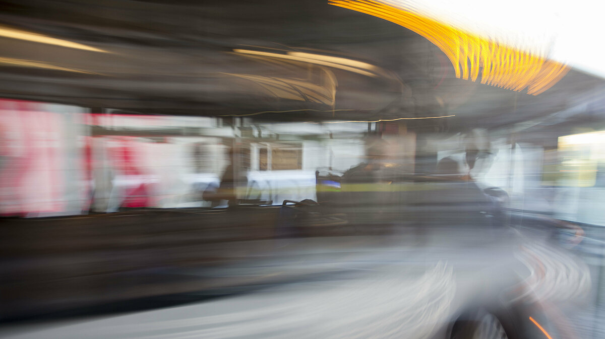 Autobus sfocato che passa velcoe