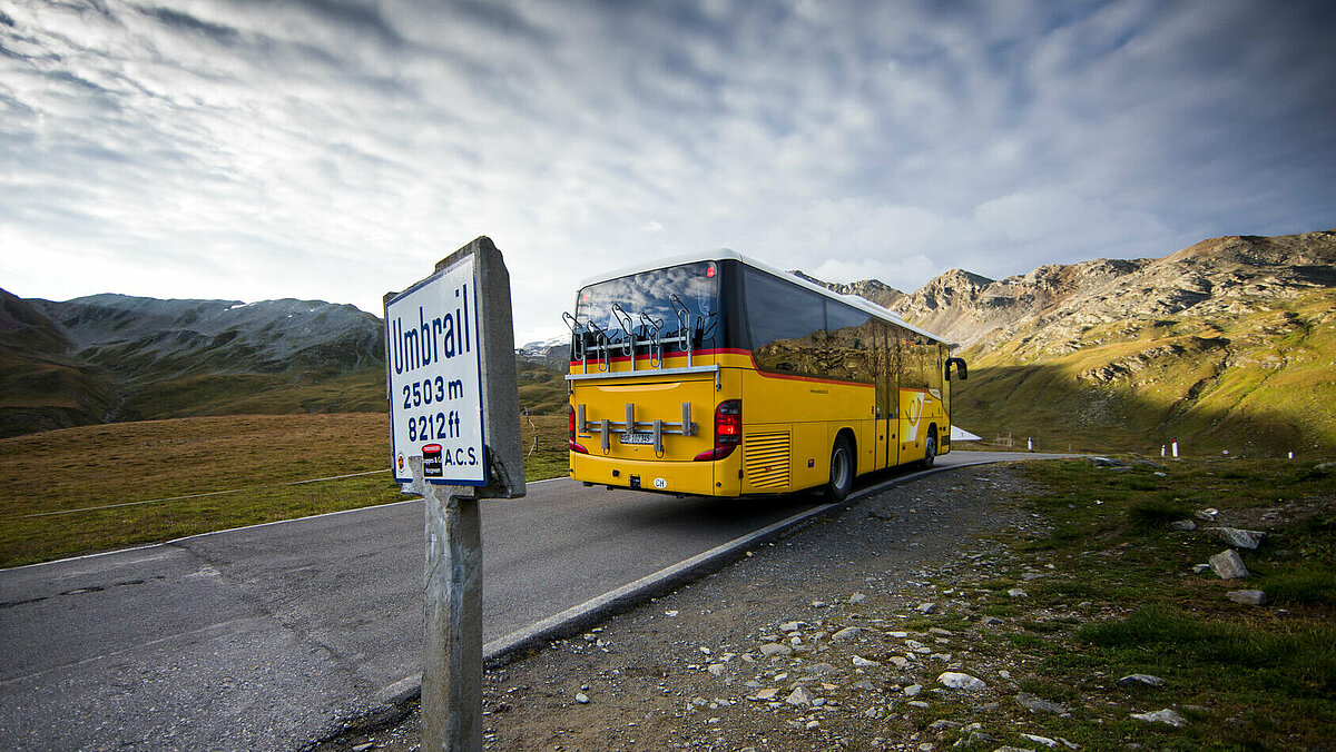 PostAuto Autobus PostAuto su una strada di montagna