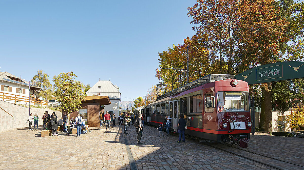 Passeggeri in salita e discesa dal trenino del Renon alla fermata di Soprabolzano.